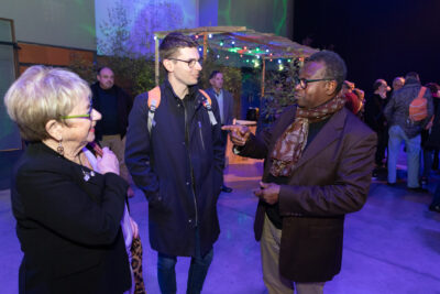 Photo de trois personnes qui échangent - Agrandir l'image 17 sur 22, fenêtre modale