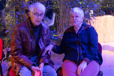 Un homme et une femme assis sur un banc, discutent entre eux - Agrandir l'image 18 sur 22, fenêtre modale