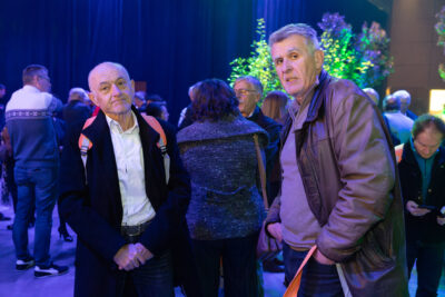 Deux hommes regardent l'objectif, ils portent un sac à dos orange - Agrandir l'image 21 sur 22, fenêtre modale