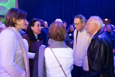 Un groupe de cinq personnes échangent entre elles - Agrandir l'image 20 sur 22, fenêtre modale