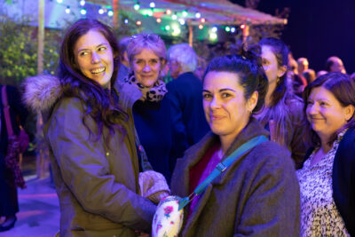 Photo de jeunes femmes qui sourient - Agrandir l'image 3 sur 22, fenêtre modale