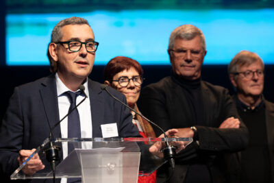 Le Maire Frédéric Parre qui fait son discours, on aperçoit trois élus derrière lui sur la droite - Agrandir l'image 12 sur 22, fenêtre modale