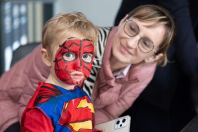 Photo d'un petit garçon avec un maquillage de Spiderman et un costume de Superman - Agrandir l'image 4 sur 18, fenêtre modale