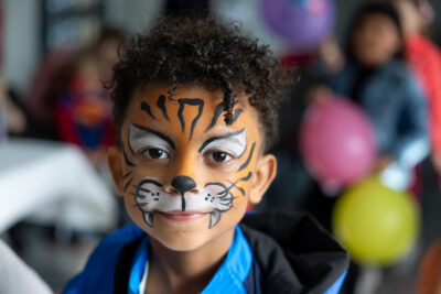 Photo d'un petit garçon avec un maquillage de tigre sur le visage - Agrandir l'image 2 sur 18, fenêtre modale