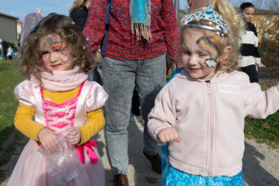 Photo de deux jeunes filles déguisées en princesse avec un maquillage d'arc-en-ciel sur le front, qui marchent - Agrandir l'image 5 sur 18, fenêtre modale