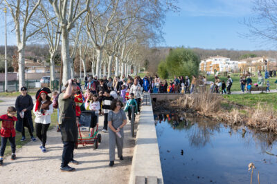 Photo du défilé le long de l'eau avec de nombreuses familles déguisées - Agrandir l'image 6 sur 18, fenêtre modale