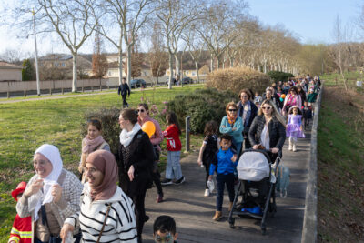 Photo du défilé de face avec de nombreuses familles qui défilent déguisées - Agrandir l'image 9 sur 18, fenêtre modale