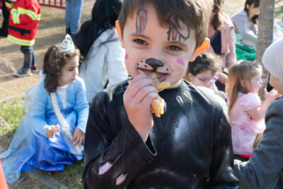 Photo portrait d'un jeune garçon qui mange quelque chose, déguisé en super-héros façon batman, visage découvert - Agrandir l'image 16 sur 18, fenêtre modale