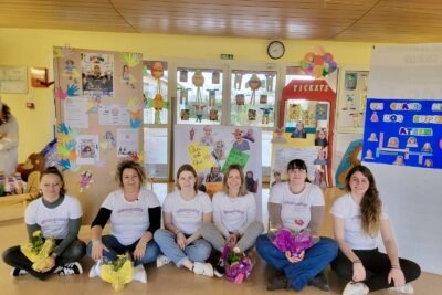 Photo de 6 femmes assises par terre devant plusieurs panneaux qui mettent en avant les atsem avec des illustrations et montages photos - Agrandir l'image 7 sur 8, fenêtre modale
