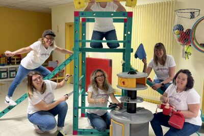 Photo de 6 femmes rassemblées dans une pièce d'école avec des jeux pour enfants, elles sourient, il est écrit en rogue "à chacune son super pouvoir, mais toutes super heroïnes du quotidien des enfants, journée de l'atsem 2025" - Agrandir l'image 5 sur 8, fenêtre modale