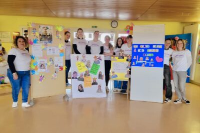 Photo de 9 femmes qui posent à côté de panneaux qui rendent hommage aux atsem - Agrandir l'image 8 sur 8, fenêtre modale