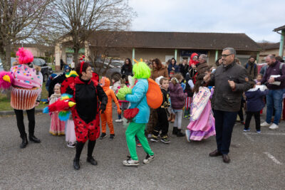 Photo de personnes déguisées qui dansent avec les familles derrière, le Maire Frédéric Parre fait quelques pas - Agrandir l'image 21 sur 28, fenêtre modale