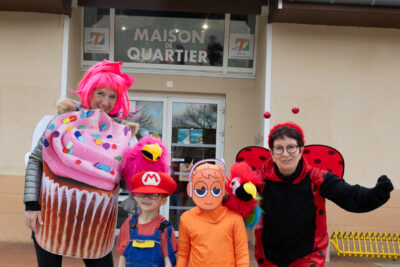 Photo portrait d'une femme déguisée en cupcake et d'une femme déguisée en coccinelle, qui posent à côté de deux enfants, un déguisé en mario et l'autre en costume entièrement orange - Agrandir l'image 15 sur 28, fenêtre modale