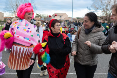Photo de deux femmes déguisées, une en cupcake et l'autre en coccinelle, en train d'échanger avec l'élue Maryline Rieu et l'élu Bruno Lombardo - Agrandir l'image 23 sur 28, fenêtre modale