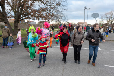 Photo de plusieurs adultes qui marchent, dont l'élue Maryline Rieu et l'élu Bruno Lombardo, accompagnés d'une femme déguisée en coccinelle et d'une autre en cupcake, avec un petit garçon en pompier - Agrandir l'image 27 sur 28, fenêtre modale