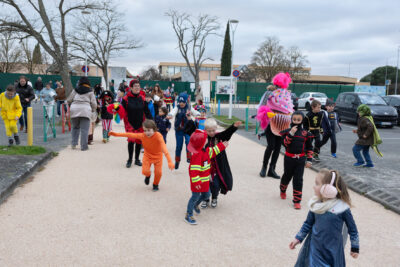 Photo du défilé, on voit en tête de défilé les enfants déguisés en pompier, sorcier, ninja... - Agrandir l'image 25 sur 28, fenêtre modale