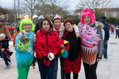 Photo de cinq femmes de divers âges, déguisées en coccinelles, princesse, jardin et cupcake, elles se tiennent par les bras et sourient à l'objectif - Agrandir l'image 5 sur 28, fenêtre modale