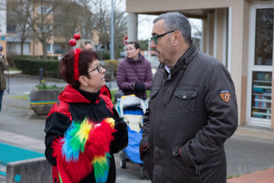 Photo du Maire Frédéric Parre qui échange avec une femme déguisée en occinelle - Agrandir l'image 24 sur 28, fenêtre modale