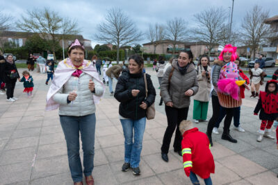 Photo de plusieurs femmes dont certaines déguisées qui font des pas de danse en ligne en extérieur - Agrandir l'image 10 sur 28, fenêtre modale