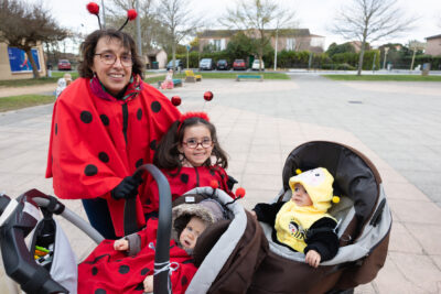 Photo d'une famille coccinelles, la mère et deux enfants déguisés en coccinelle dont un en poussette, et un autre bébé en poussette déguisé en abeille - Agrandir l'image 3 sur 28, fenêtre modale