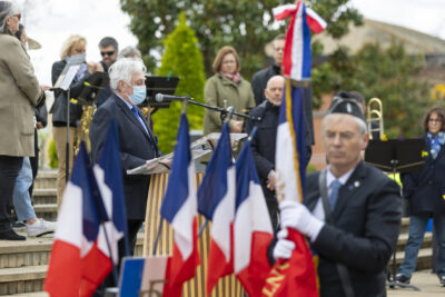 Photo d'un homme âgé qui porte un masque, en train de faire son discours - Agrandir l'image 7 sur 16, fenêtre modale