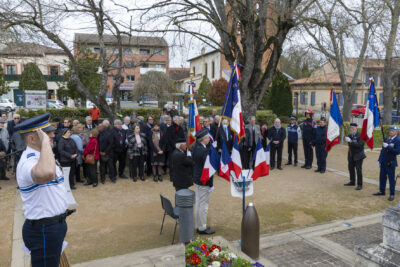 Photo de la cérémonie du 19 mars, on voit les élus et les gens rassemblés dans le square en ligne, les porteurs de drapeaux sur le côté - Agrandir l'image 2 sur 16, fenêtre modale