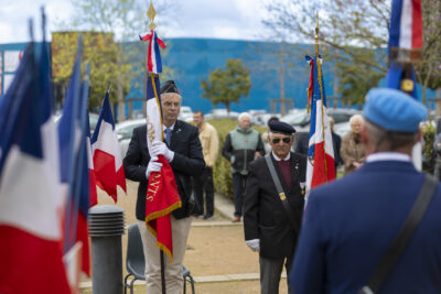 Photo des porteurs de drapeaux, debout - Agrandir l'image 8 sur 16, fenêtre modale