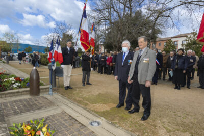 Photo de deux aînés devant le Monument aux morts - Agrandir l'image 3 sur 16, fenêtre modale