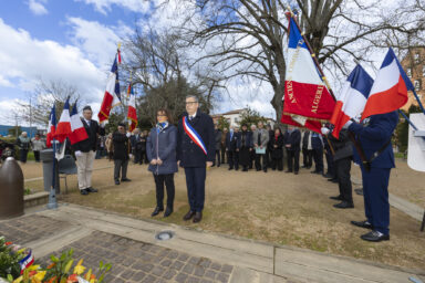 Photo du Maire et de Corinne Giner devant le Monument aux morts
