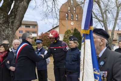 Photo du Maire qui serre la main à un pompier en uniforme - Agrandir l'image 11 sur 16, fenêtre modale