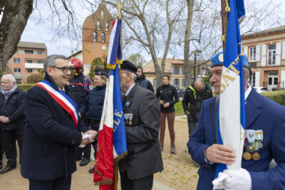 Photo du Maire qui serre la main aux porteurs de drapeau, à côté du Monument aux morts - Agrandir l'image 12 sur 16, fenêtre modale