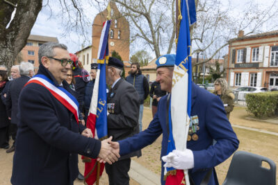 Photo du Maire qui serre la main aux porteurs de drapeau, à côté du Monument aux morts - Agrandir l'image 13 sur 16, fenêtre modale