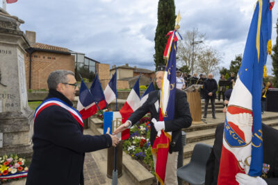 Photo du Maire qui serre la main aux porteurs de drapeau, à côté du Monument aux morts - Agrandir l'image 14 sur 16, fenêtre modale