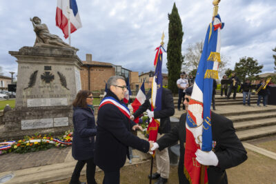 Photo du Maire qui serre la main aux porteurs de drapeau, à côté du Monument aux morts - Agrandir l'image 15 sur 16, fenêtre modale