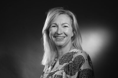 Photo portrait noir et blanc d'une femme blonde la silhouette de biais et le visage de face qui sourit à l'objectif - Agrandir l'image 11 sur 21, fenêtre modale