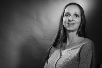 Photo portrait noir et blanc d'une femme aux cheveux longs détachés, le visage de face et la silhouette de biais - Agrandir l'image 20 sur 21, fenêtre modale