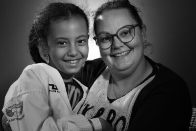 Photo portrait noir et blanc d'une femme assise avec une jeune fille sur ses genoux en kimono - Agrandir l'image 14 sur 21, fenêtre modale