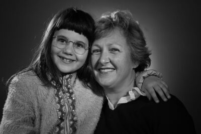 Photo portrait en noir et blanc d'une femme et d'une jeune fille à côté d'elle qui porte des lunettes et une frange - Agrandir l'image 15 sur 21, fenêtre modale