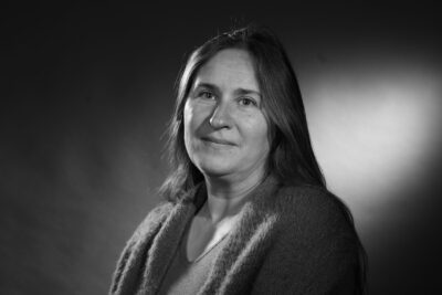 Photo portrait en noir et blanc d'une femme qui porte un gilet - Agrandir l'image 16 sur 21, fenêtre modale