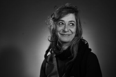 Photo portrait en noir et blanc d'une femme souriante qui regarde sur le côté - Agrandir l'image 17 sur 21, fenêtre modale