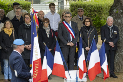 Le Maire et les élus rassemblés se recueillent - Agrandir l'image 1 sur 10, fenêtre modale