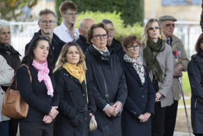 Les élus rassemblés se recueillent - Agrandir l'image 4 sur 10, fenêtre modale