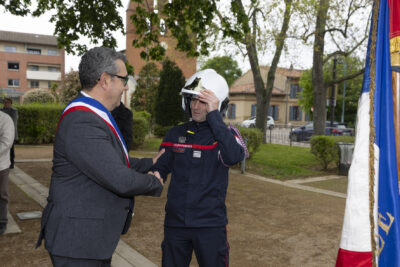 Le Maire Frédéric Parre la main à un pompier en uniforme - Agrandir l'image 5 sur 10, fenêtre modale