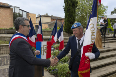 Le Maire Frédéric Parre serre la main à un porteur de drapeau - Agrandir l'image 7 sur 10, fenêtre modale