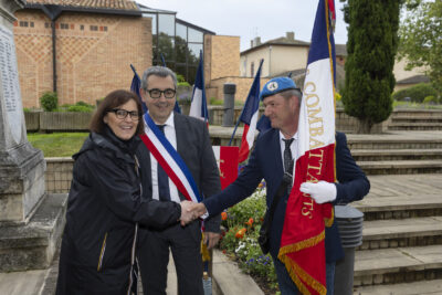 Corinne Giner serre la main au porteur de drapeau - Agrandir l'image 8 sur 10, fenêtre modale