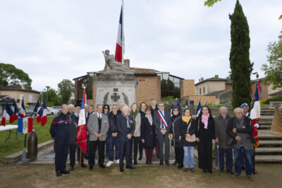 Le Maire et l'ensemble des élus du Conseil municipal devant le Monument aux morts - Agrandir l'image 9 sur 10, fenêtre modale
