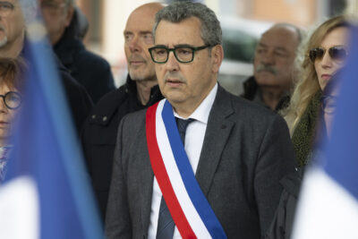 Le Maire Frédéric Parre entre deux drapeaux français - Agrandir l'image 2 sur 10, fenêtre modale