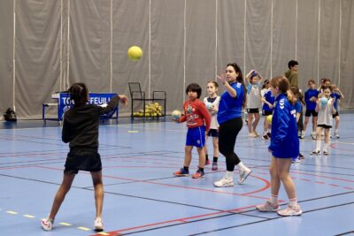 Photo d'un entraînement de handball avec des enfants qui se font la passe - Agrandir l'image 5 sur 14, fenêtre modale