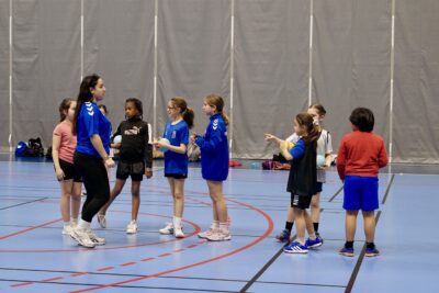 Photo d'enfants à un entraînement de handball sur un terrain - Agrandir l'image 4 sur 14, fenêtre modale