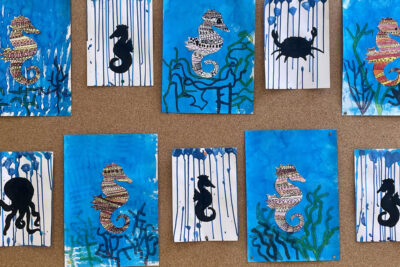 Photo de cartes dessinées et peintes avec des hippocampes sur un fond bleu - Agrandir l'image 6 sur 14, fenêtre modale